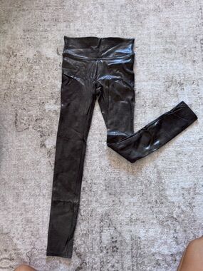 SPANX Black High-Waist Sculpting Leggings with Red Brand Tag